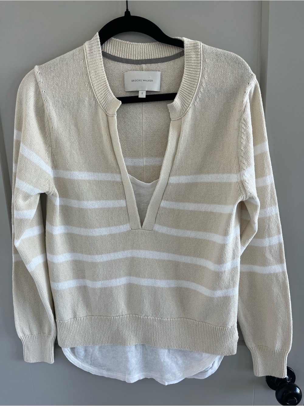 Brochu Walker Beige and White Striped V-Neck Pullover like new excellent cond - Picture 2 of 8